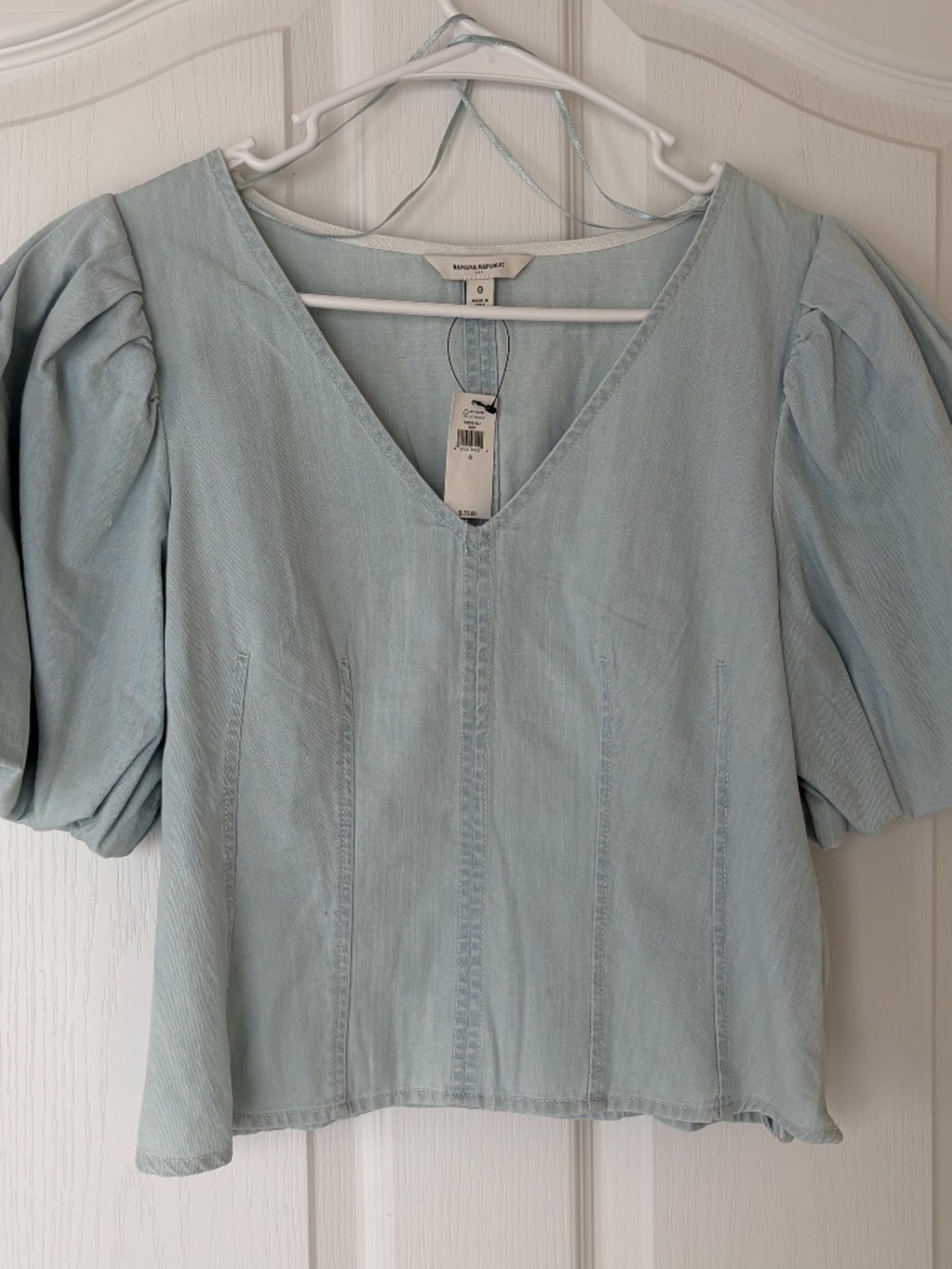 Women's Banana Republic Bubble Sleeve V-Neck Light Blue Jean Top Size 0 NWT - Picture 3 of 13